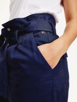 Shorts-con-cinturon-anudable-y-bajo-con-vuelta
