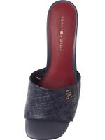 SANDALIAS-CUERO-CON-MONOGRAMAS-EN-RELIEVE