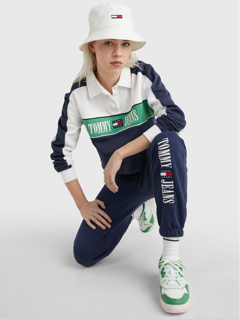 JOGGERS-DE-CORTE-AMPLIO-CON-PARCHE