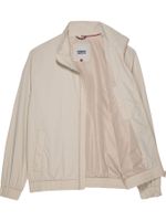CHAQUETA-CON-PARCHE-CON-LOGO-ESSENTIAL