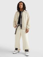 CHAQUETA-CON-PARCHE-CON-LOGO-ESSENTIAL