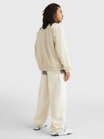 CHAQUETA-CON-PARCHE-CON-LOGO-ESSENTIAL