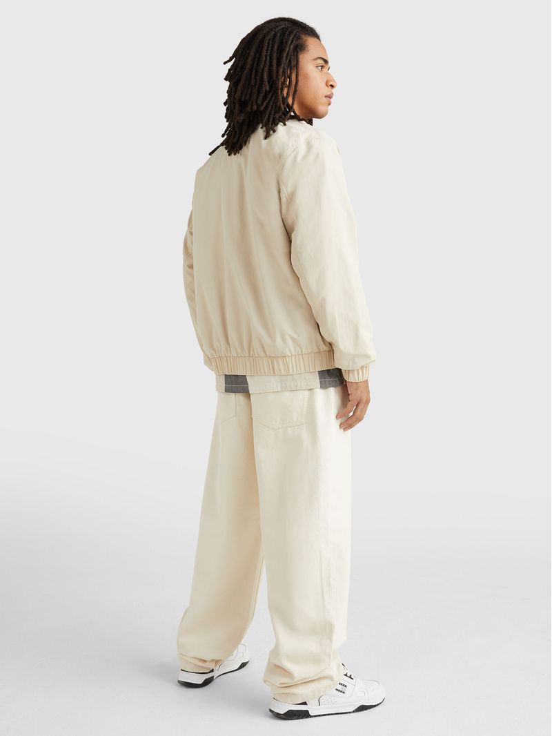 CHAQUETA-CON-PARCHE-CON-LOGO-ESSENTIAL