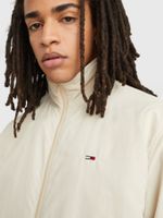 CHAQUETA-CON-PARCHE-CON-LOGO-ESSENTIAL