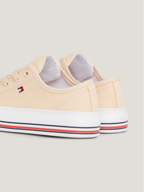 ZAPATILLAS CON OJALES A CONTRASTE