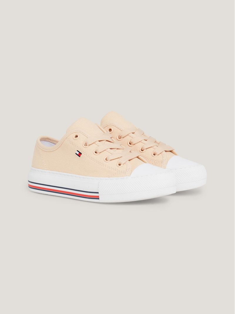 ZAPATILLAS-CON-OJALES-A-CONTRASTE