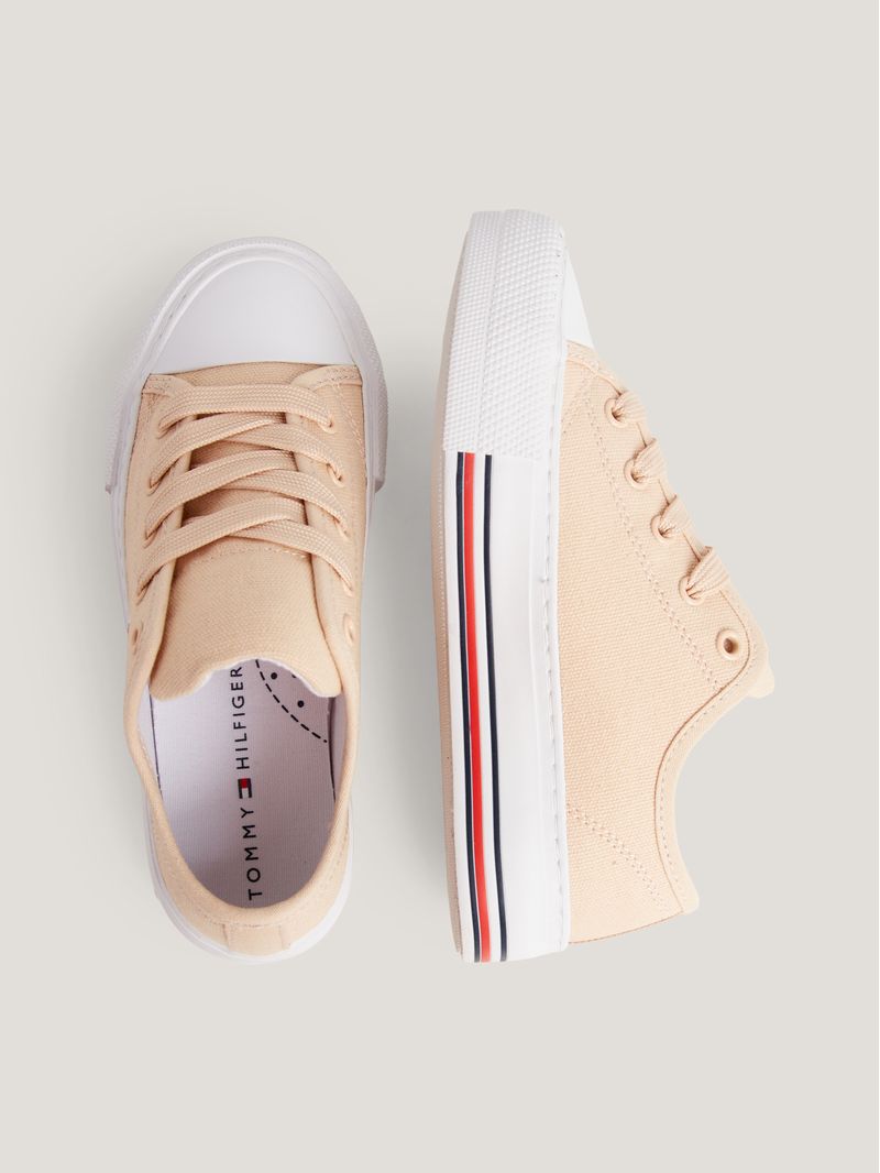 ZAPATILLAS-CON-OJALES-A-CONTRASTE