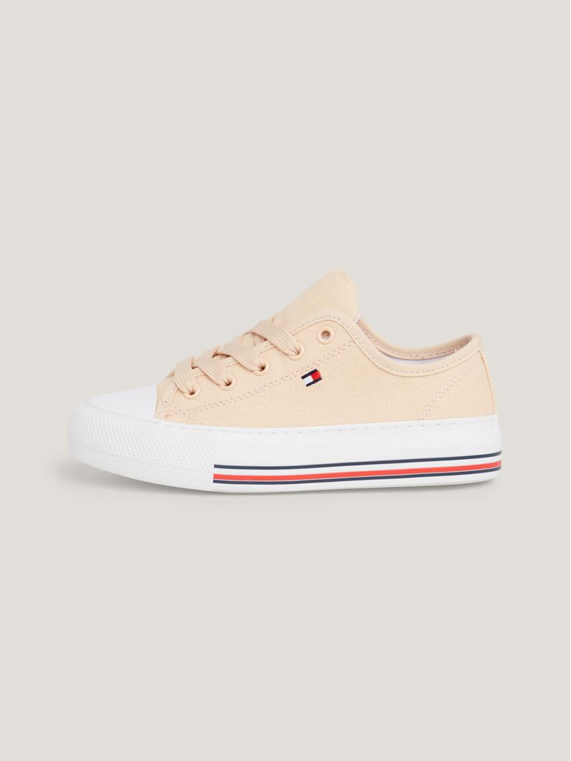 ZAPATILLAS-CON-OJALES-A-CONTRASTE