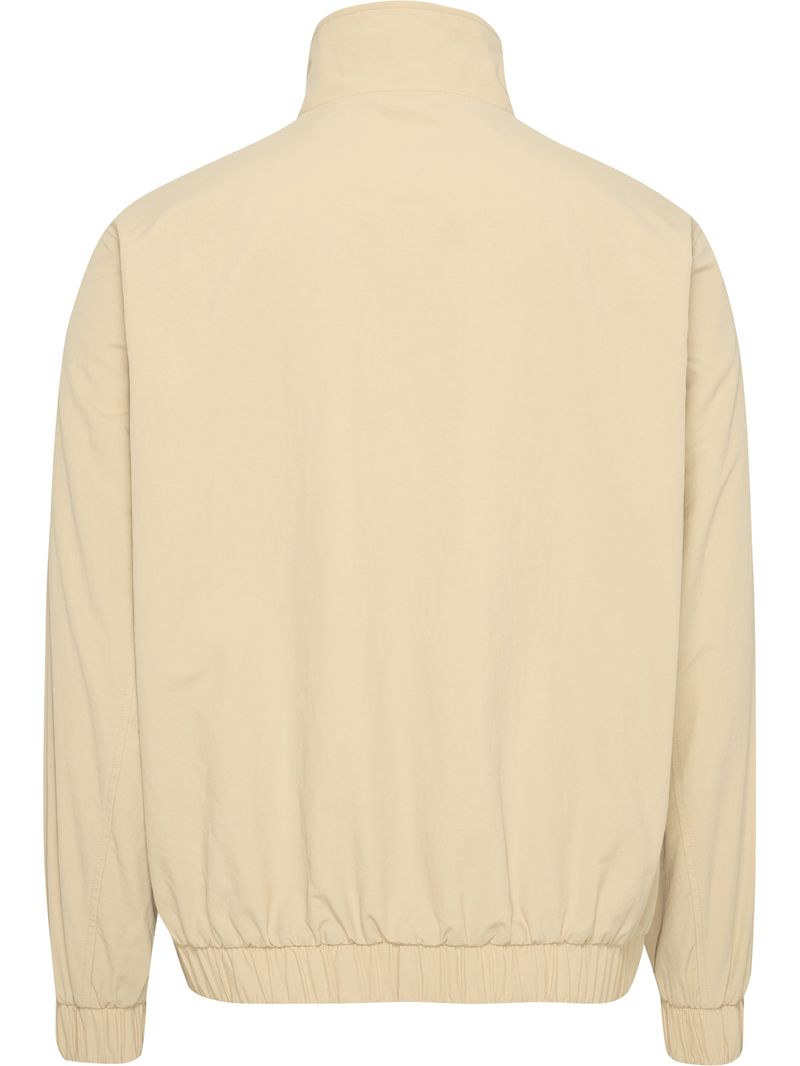 CHAQUETA-CON-PARCHE-CON-LOGO-ESSENTIAL