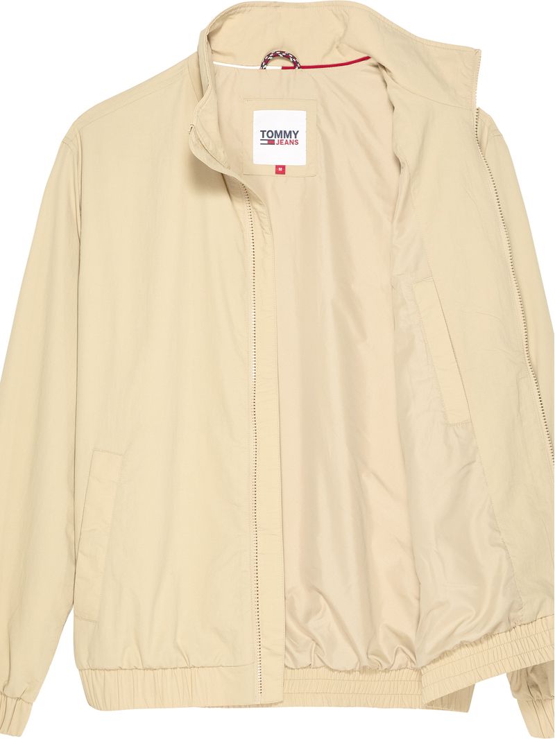 CHAQUETA-CON-PARCHE-CON-LOGO-ESSENTIAL