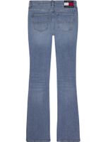 PANTALON-JEANS-CON-BAJOS-ACAMPANADOS