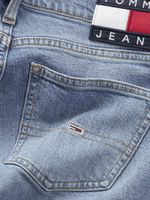 PANTALON-JEANS-CON-BAJOS-ACAMPANADOS