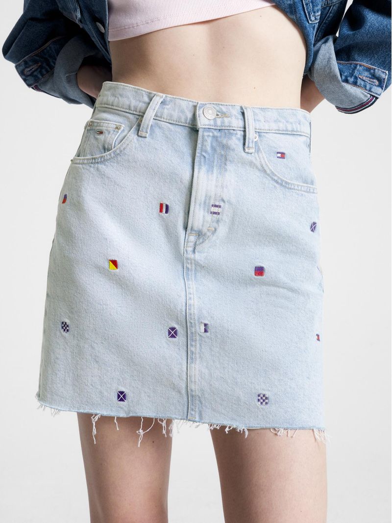 FALDA-CON-ESTAMPADO-DE-BANDERAS