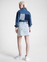 FALDA-CON-ESTAMPADO-DE-BANDERAS