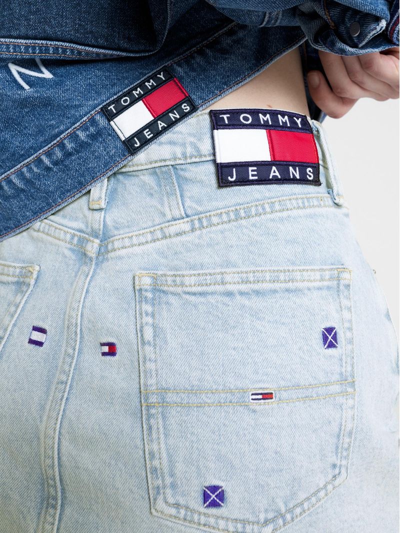FALDA-CON-ESTAMPADO-DE-BANDERAS