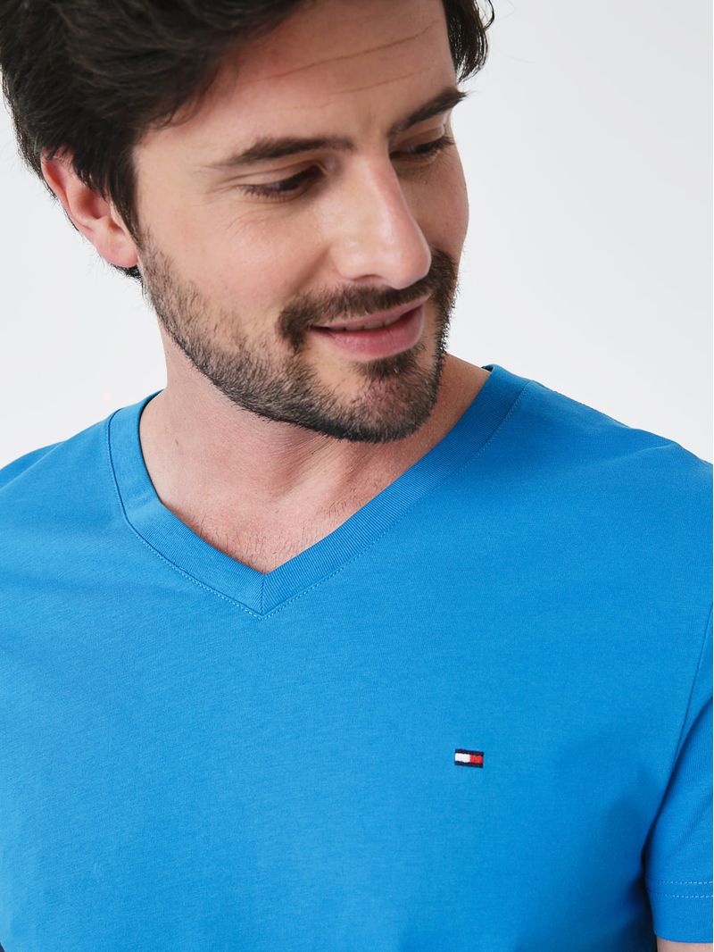 Playera-Essential-en-cuello-v