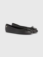 Bailarinas-essential-en-cuero-con-insignia