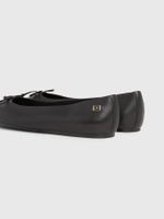 Bailarinas-essential-en-cuero-con-insignia