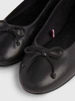 Bailarinas-essential-en-cuero-con-insignia