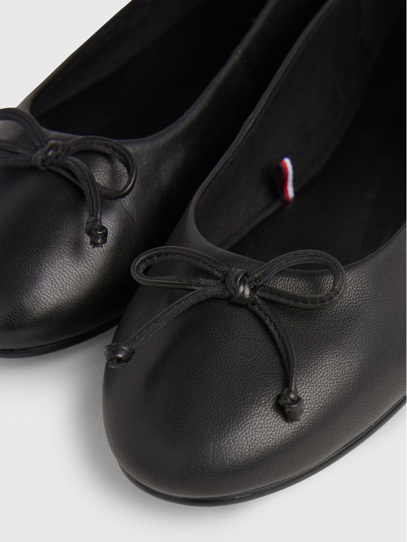 Bailarinas-essential-en-cuero-con-insignia