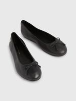 Bailarinas-essential-en-cuero-con-insignia