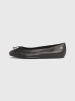 Bailarinas-essential-en-cuero-con-insignia