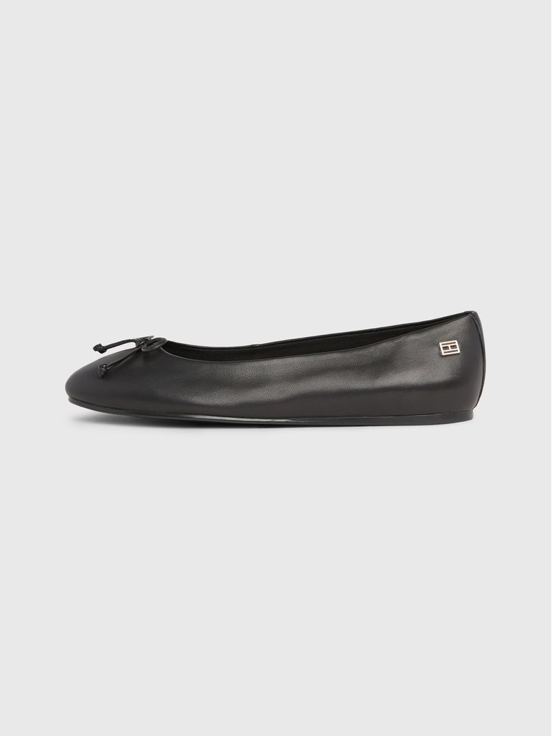 Bailarinas-essential-en-cuero-con-insignia