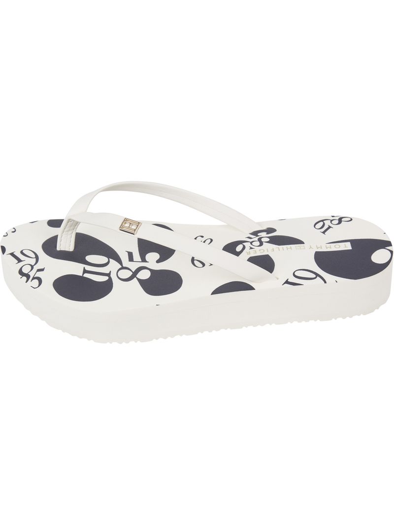 Chancletas-con-estampado-floral-en-la-plantilla