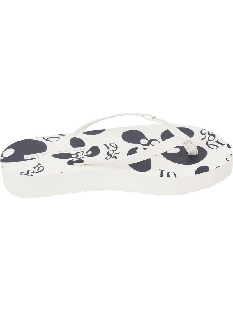 Chancletas-con-estampado-floral-en-la-plantilla