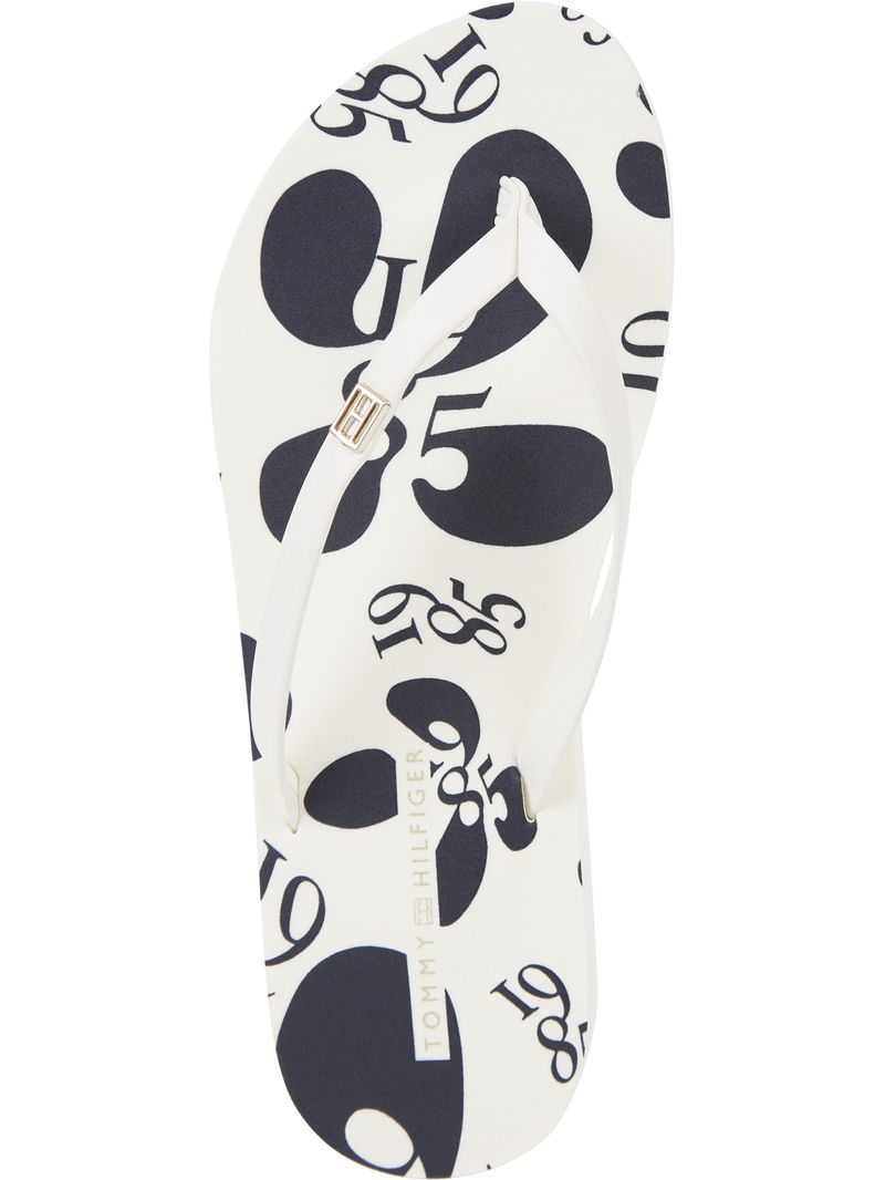 Chancletas-con-estampado-floral-en-la-plantilla