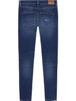 Jeans-denim-skinny-con-zipper-en-los-tobillos.-