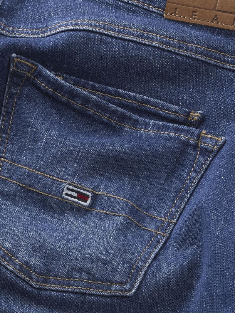 Jeans-denim-skinny-con-zipper-en-los-tobillos.-