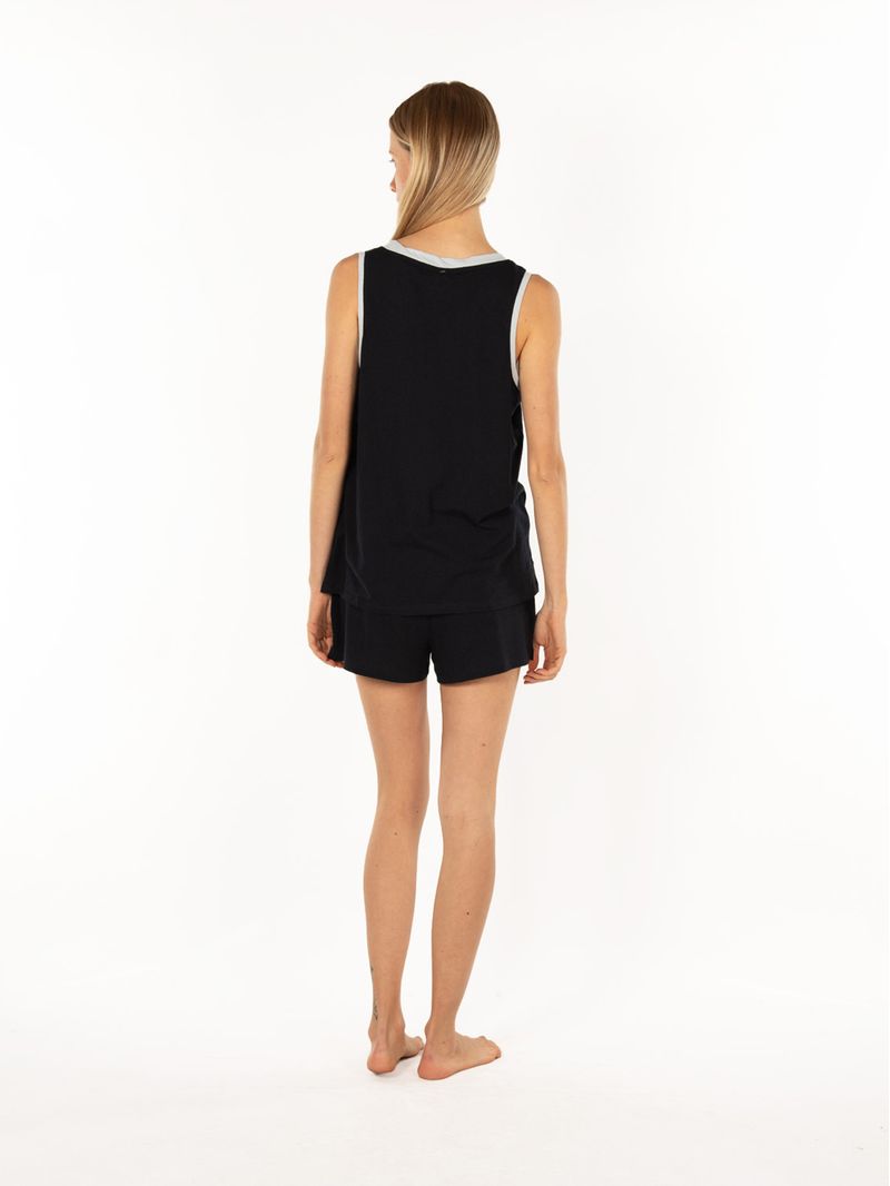 Conjunto-de-pijama-con-short