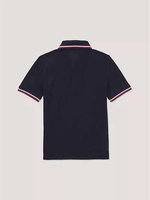 Polo clásico con detalles contrastantes