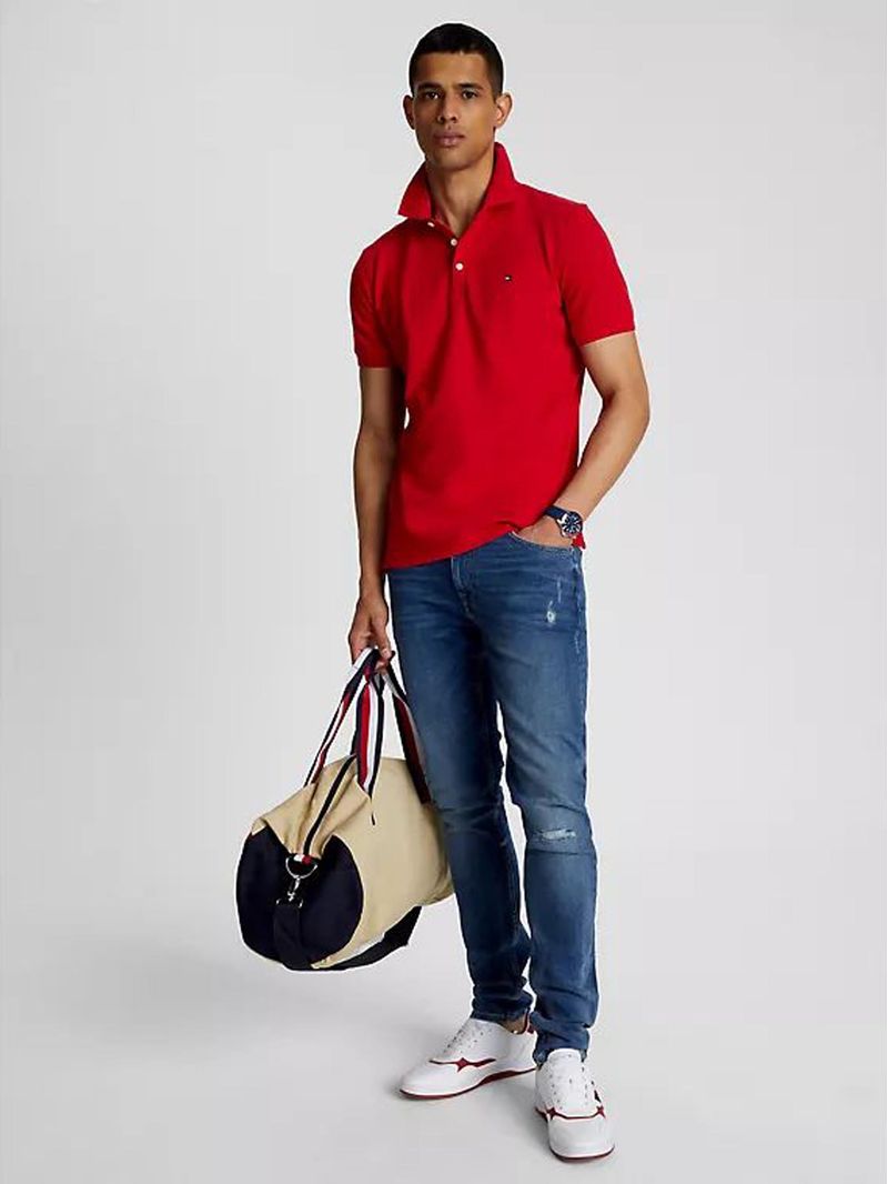 Polo-con-logo-bordado