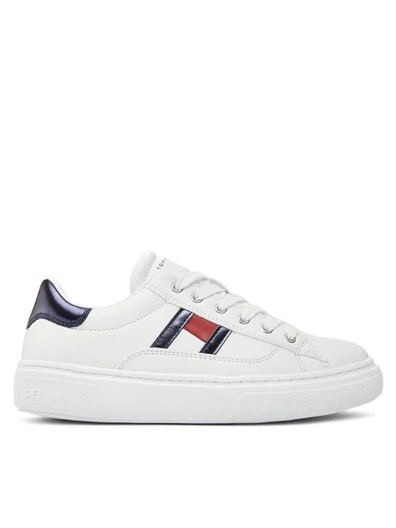 Zapato-tenis-con-logo-en-el-lateral