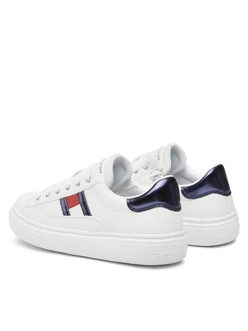 Zapato-tenis-con-logo-en-el-lateral