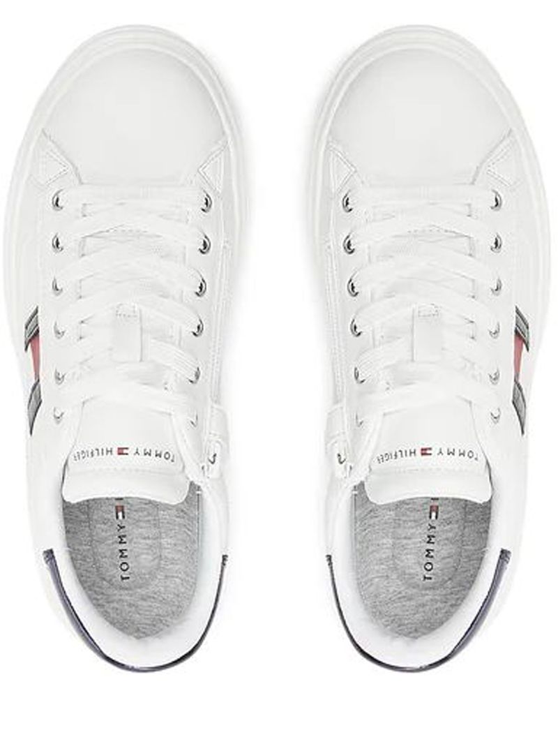 Zapato-tenis-con-logo-en-el-lateral