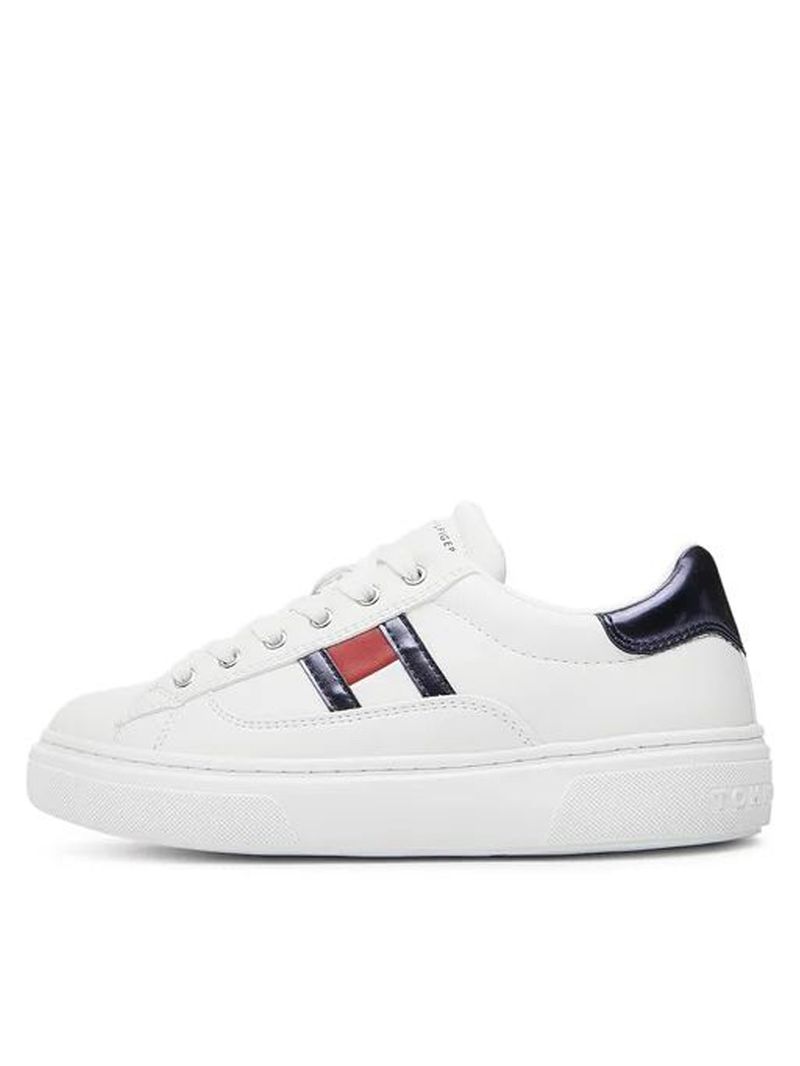 Zapato-tenis-con-logo-en-el-lateral