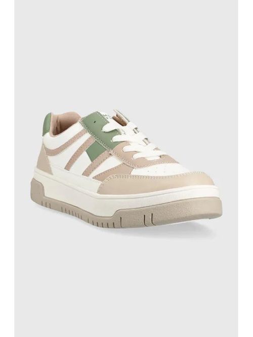 Zapato tenis con logo en el lateral