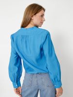Camisa-sin-cuello-con-corte-cropped
