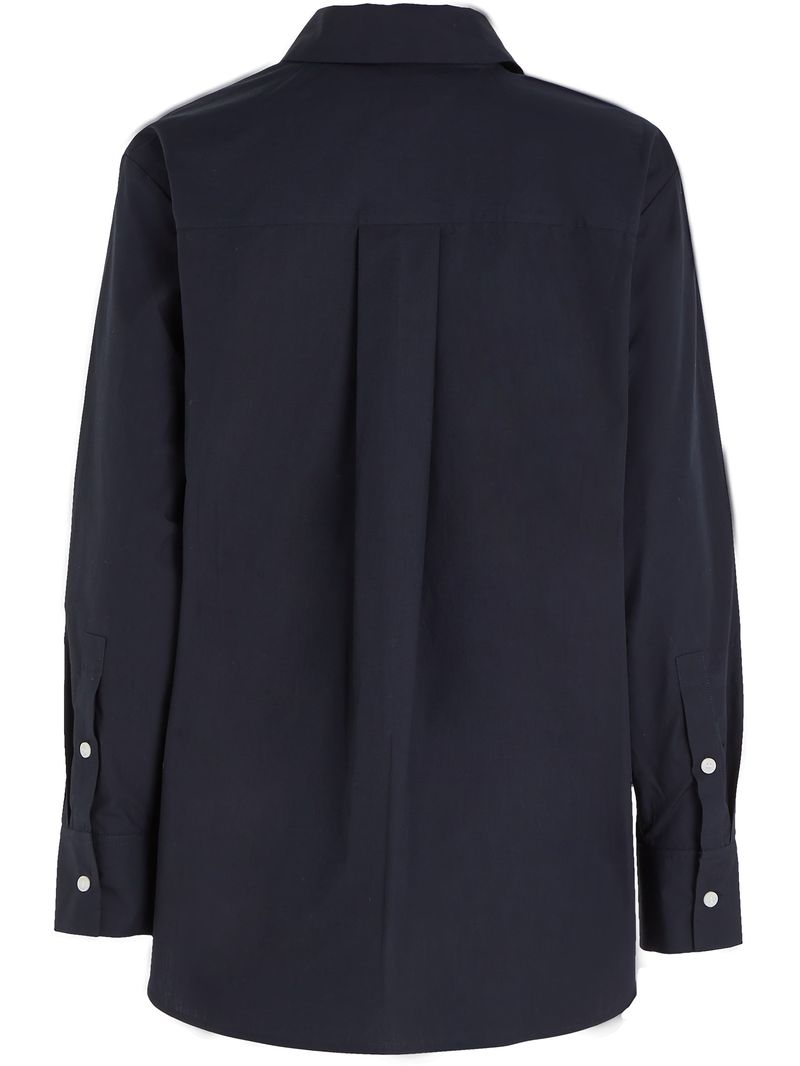 Camisa-oversize-con-logo-bordado