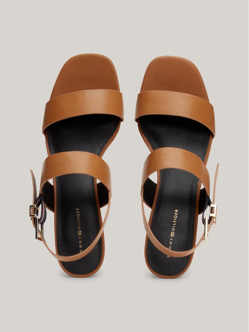 Sandalias-de-cuero-con-tacon-ancho-y-monograma