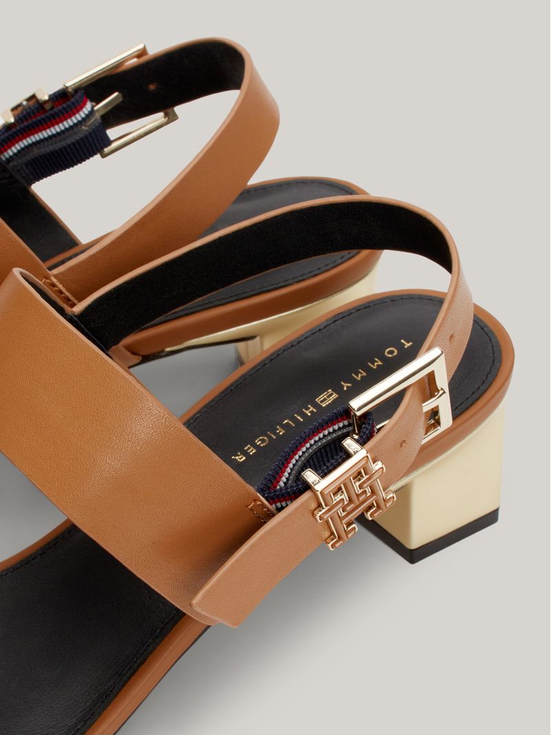 Sandalias-de-cuero-con-tacon-ancho-y-monograma