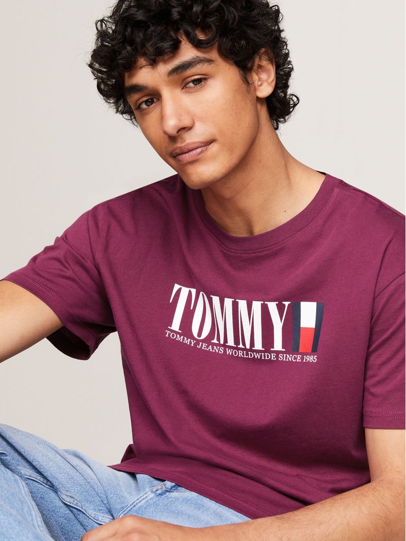 Playera-de-cuello-redondo-con-logo-de-Tommy