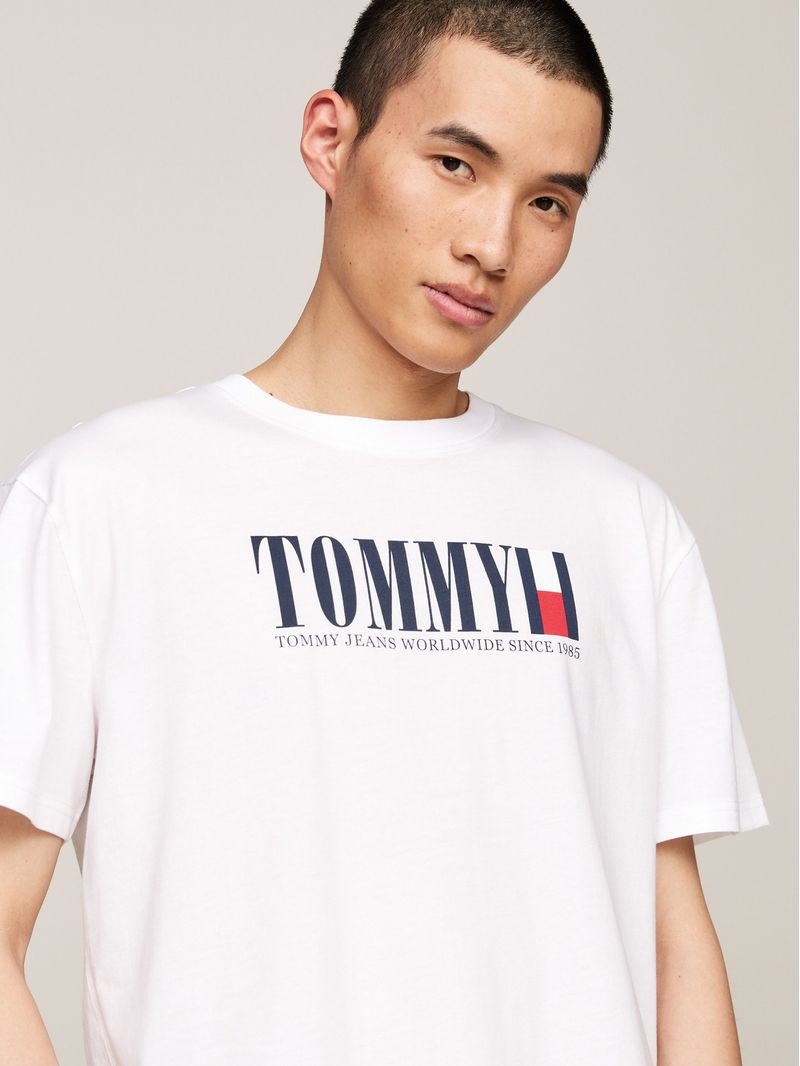 Playera-de-cuello-redondo-con-logo-de-Tommy