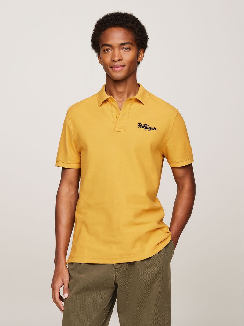 Polo-con-logo-bordado-en-cadeneta