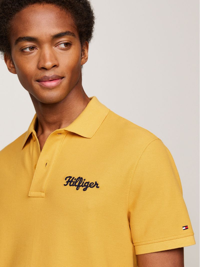 Polo-con-logo-bordado-en-cadeneta