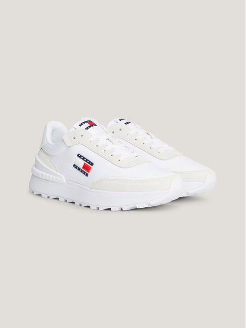 Zapato tenis estilo running con suela dentada