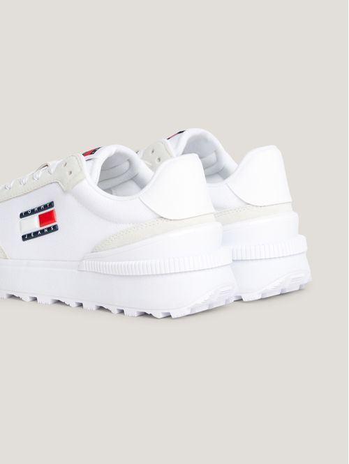 Zapato tenis estilo running con suela dentada